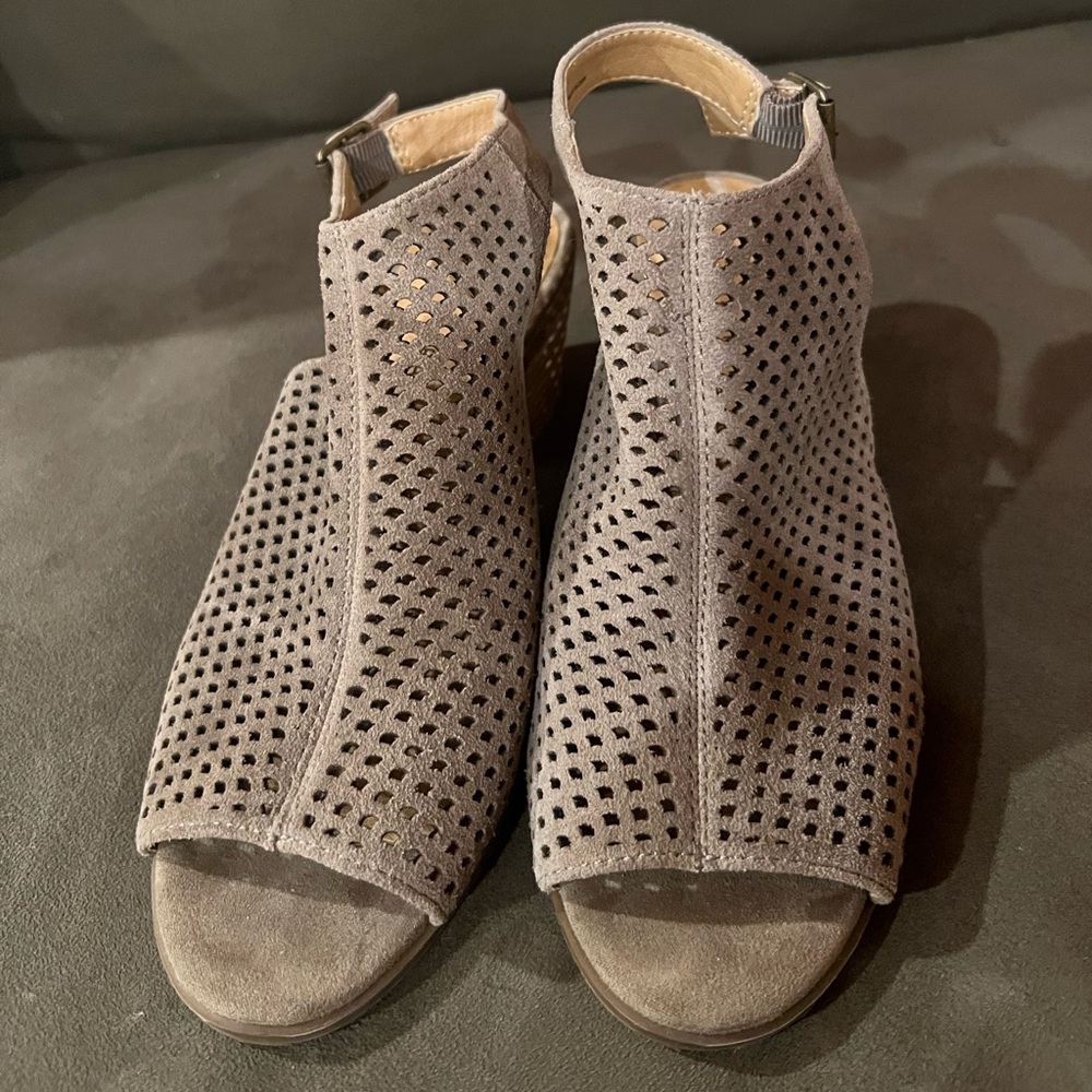Lucky Brand Bertel Block Heel Suede Sandals Taupe Size 8